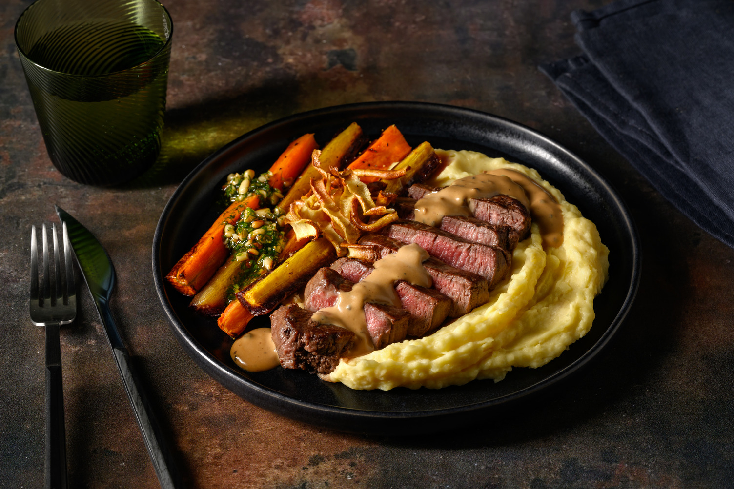 Filet mignon met zwartepepersaus en pastinaakchips