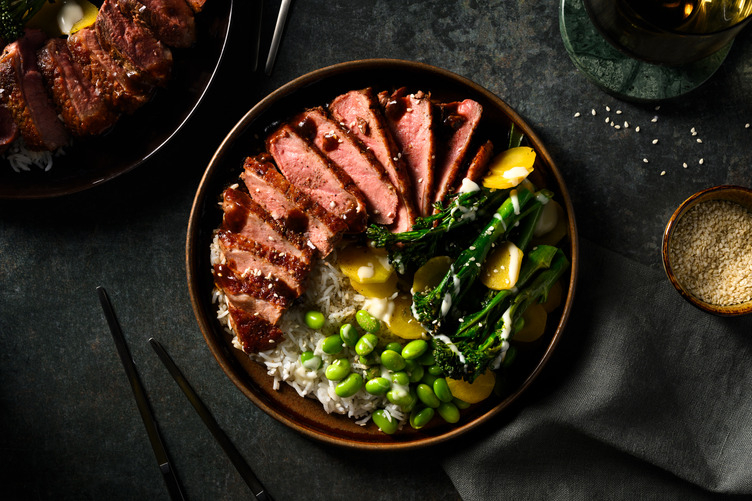 Eend met zwarteknoflook-hoisinsaus, sojabonen en broccolini