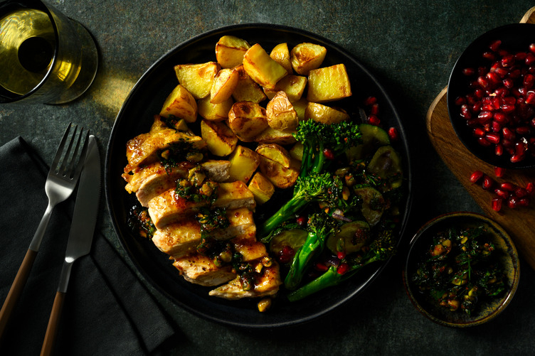 Parelhoen in harissaboter met pistachesalsa