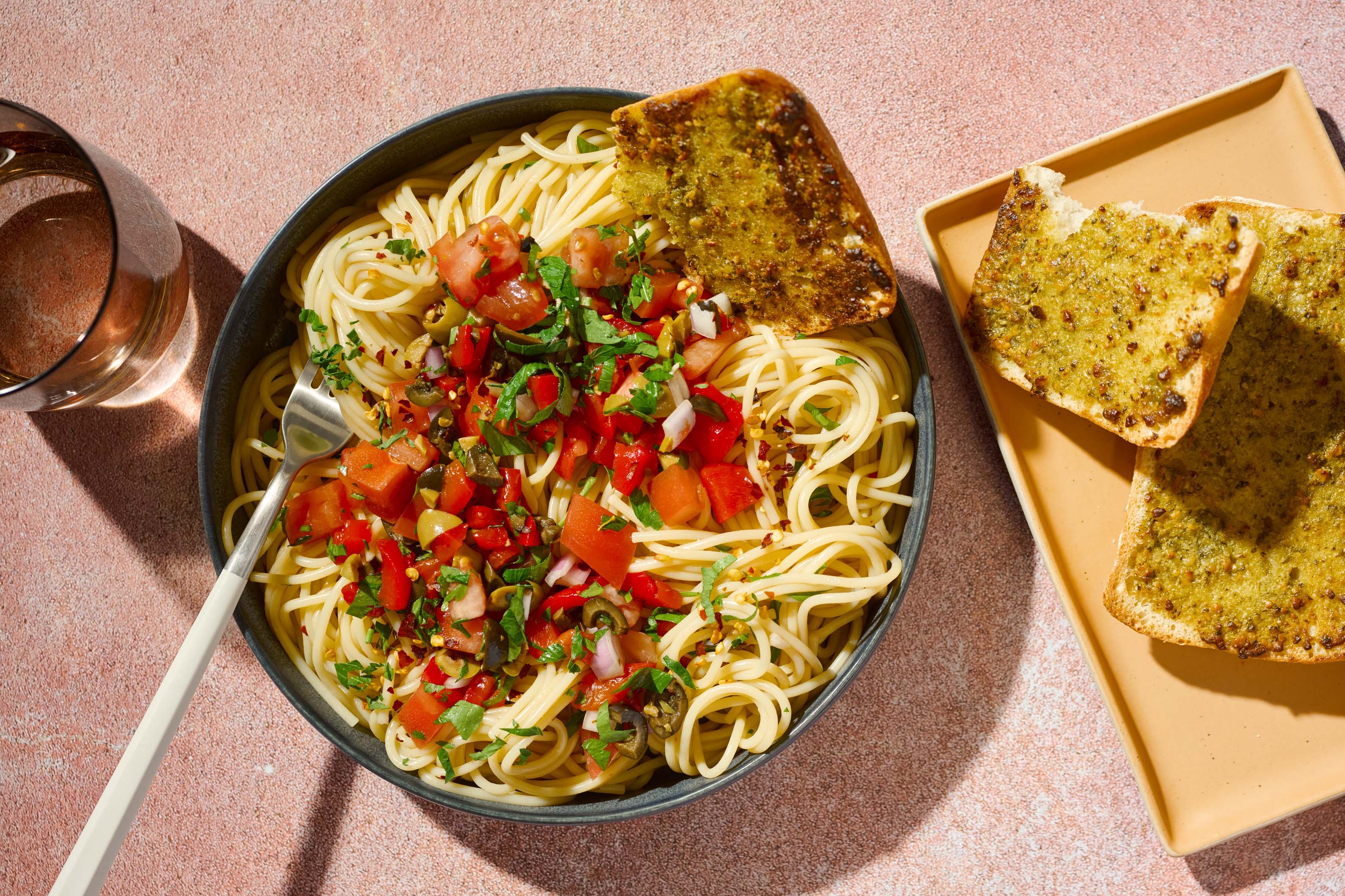 Spaghettis façon bruschetta aux tomates, aux poivrons rôtis et au poulet