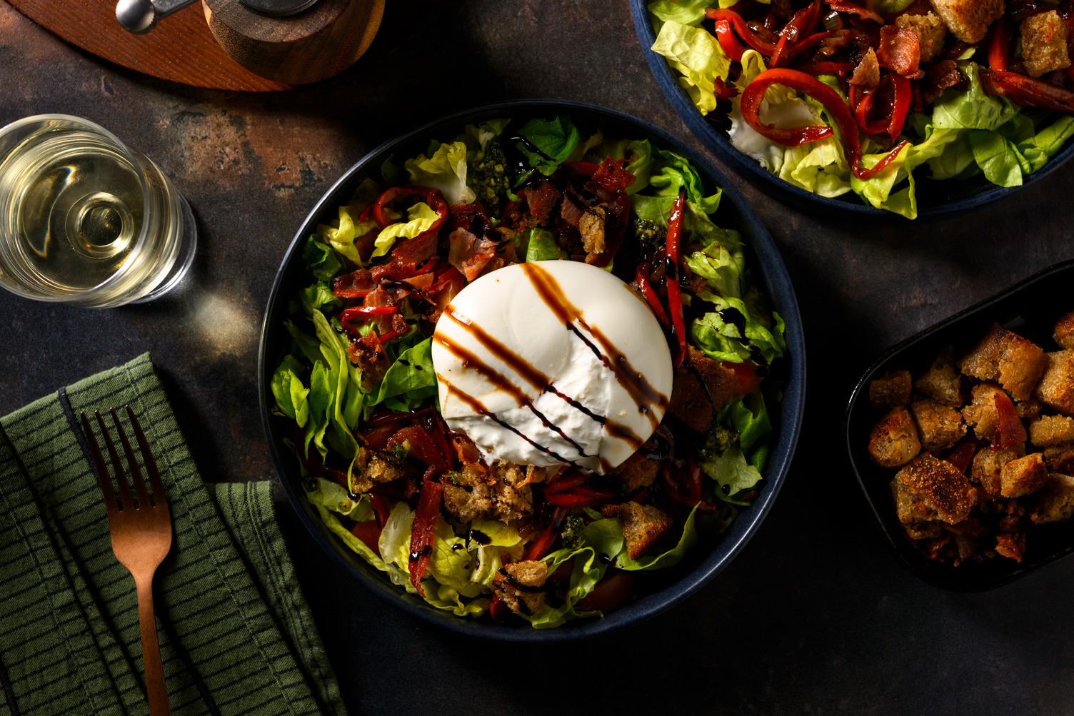 Salade burrata, lard, crème de basilic & croûtons