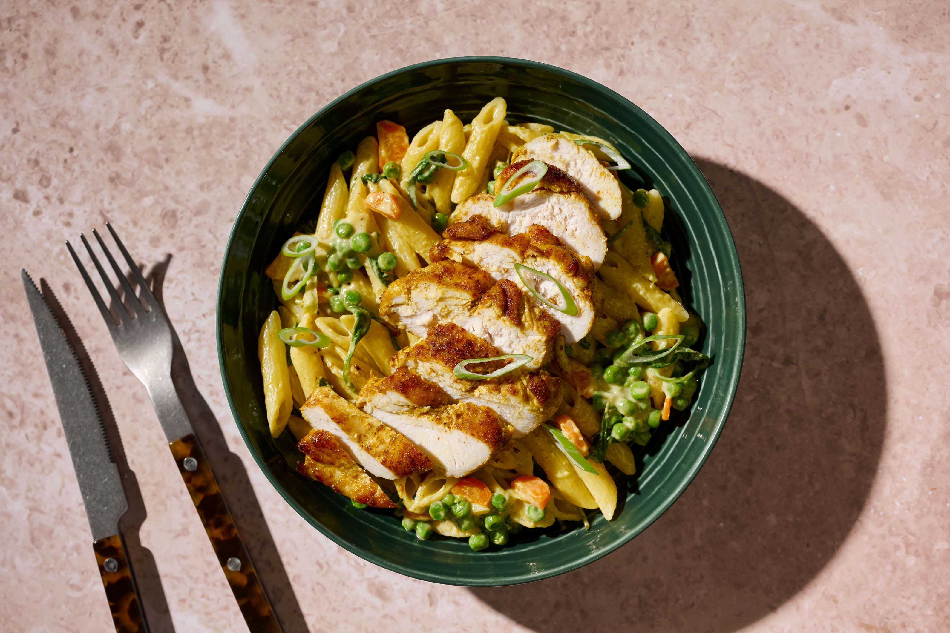 Penne au cari crémeux et au poulet