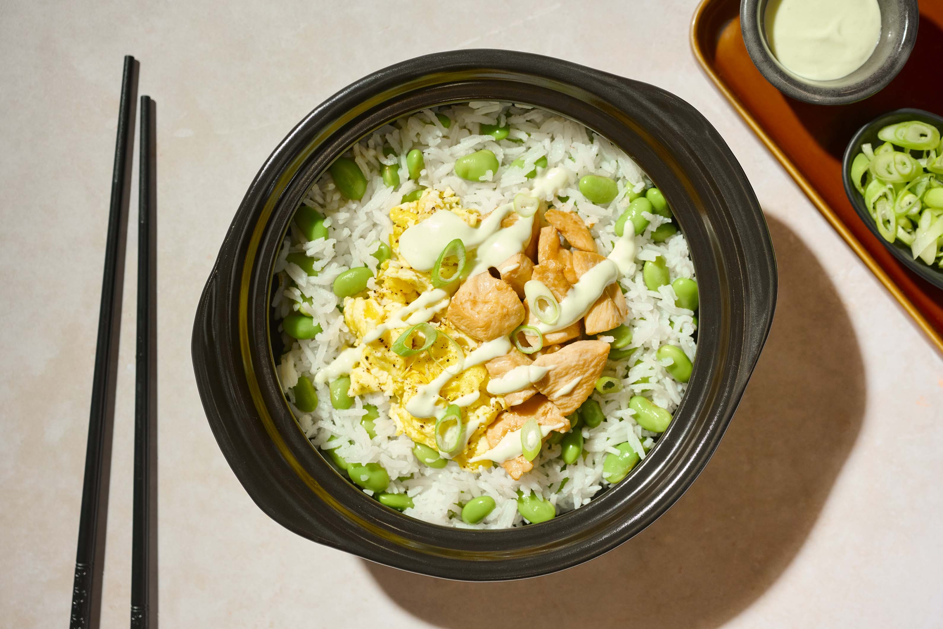 Bols super rapides de poulet japonais et riz aux œufs