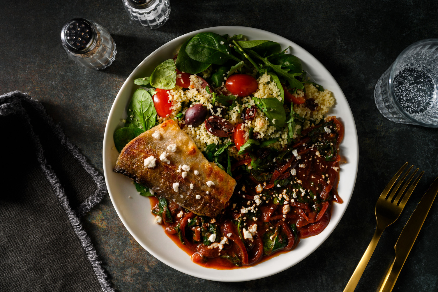 Heek met feta, kalamata-olijven en cherrytomaten