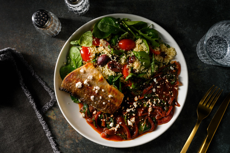 Zeewolf met feta, kalamata-olijven en tomaten