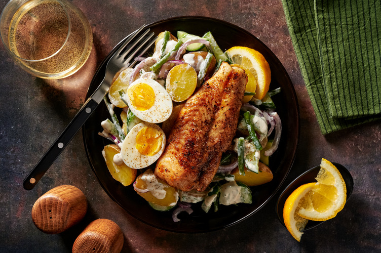Heek in citroenboter met salade op z'n Scandinavisch