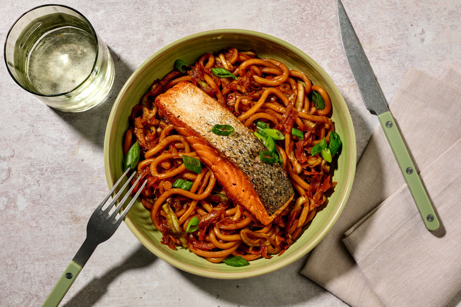 Focus sport : Saumon XL, udon sautées & sauce asiatique