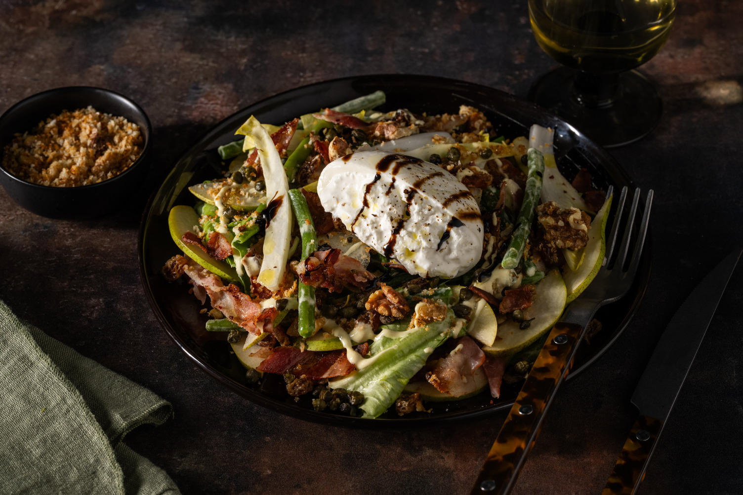 Salade de burrata et lard, garniture panko & noix