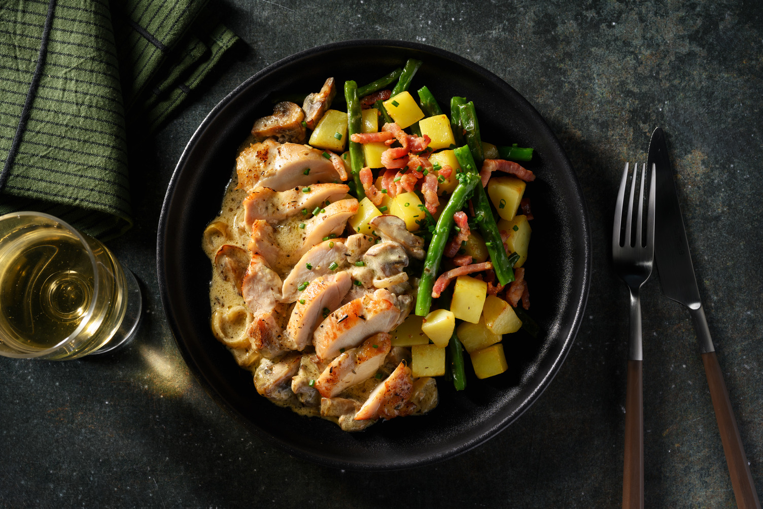Cuisse de poulet, pommes de terre aux lardons, ciboulette