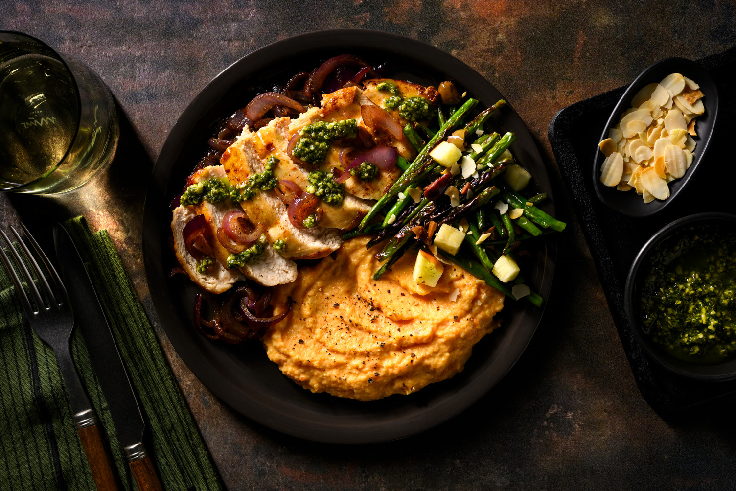 Poulet, crème de basilic, olives & haricots verts