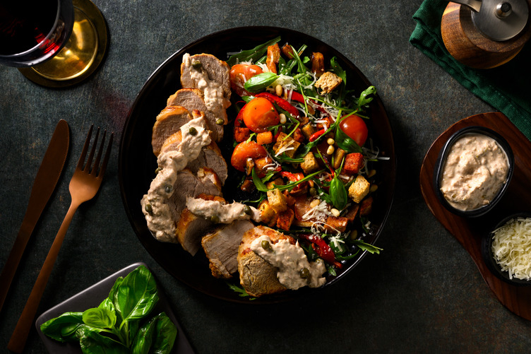 Varkenshaas in tonnatosaus met kappertjes