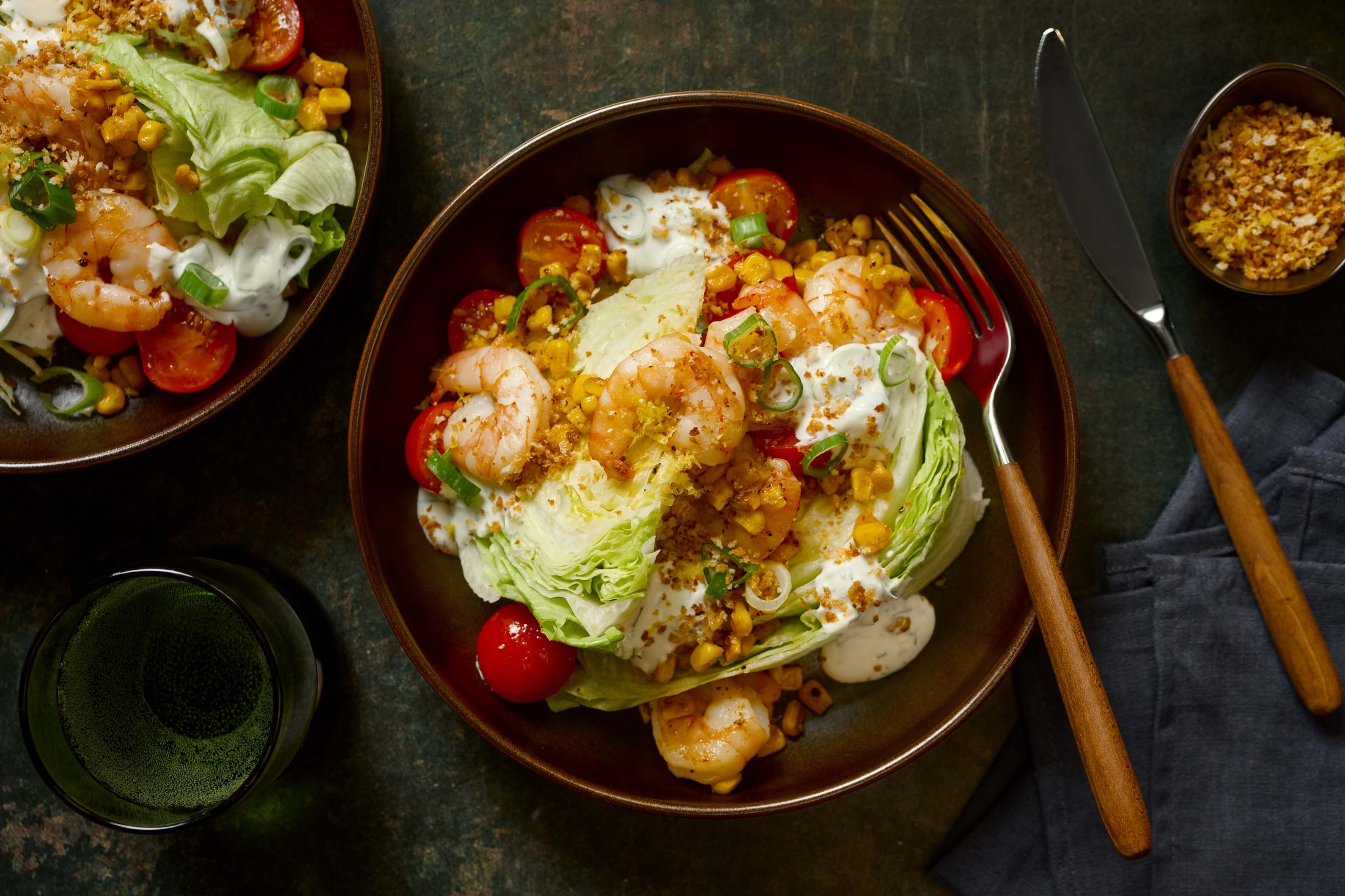Salade de quartiers et crevettes géantes à l’ail