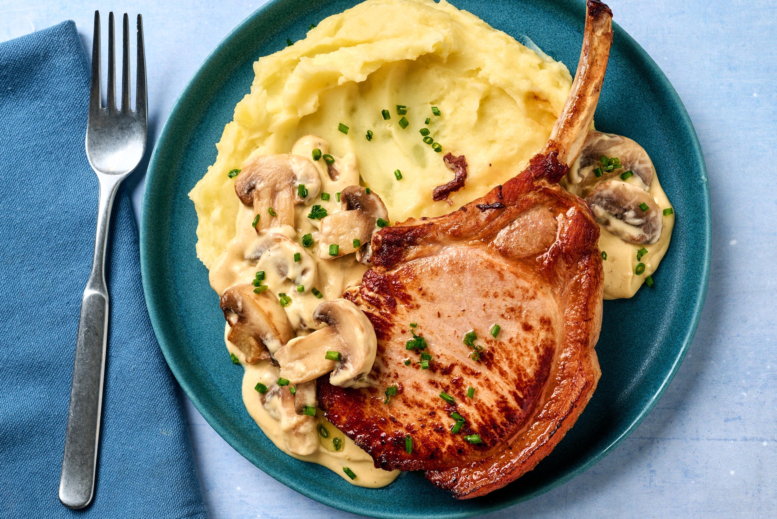 Poulet coupe hôtel et sauce crémeuse aux champignons
