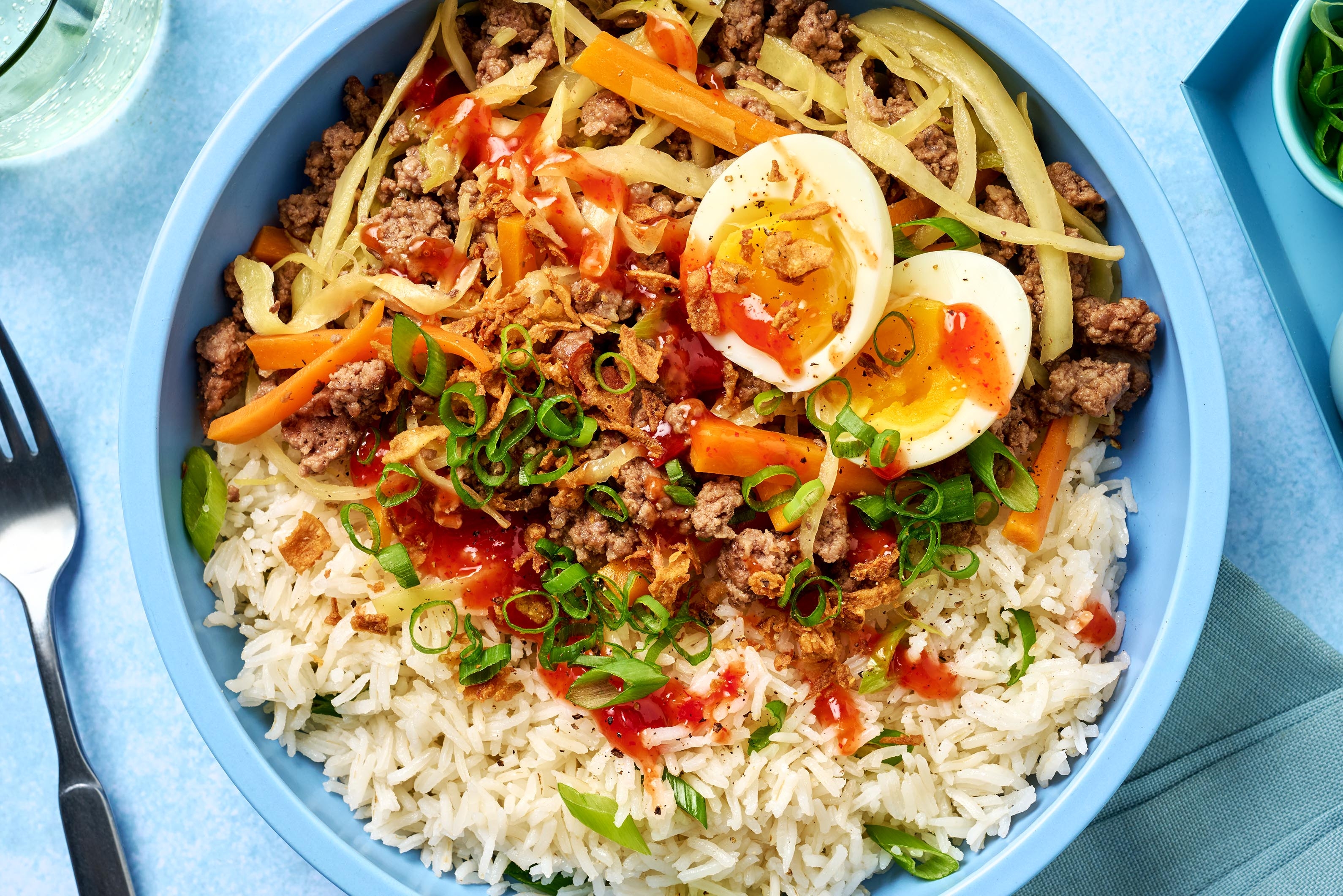 Bols de riz au bœuf et aux œufs cuits durs