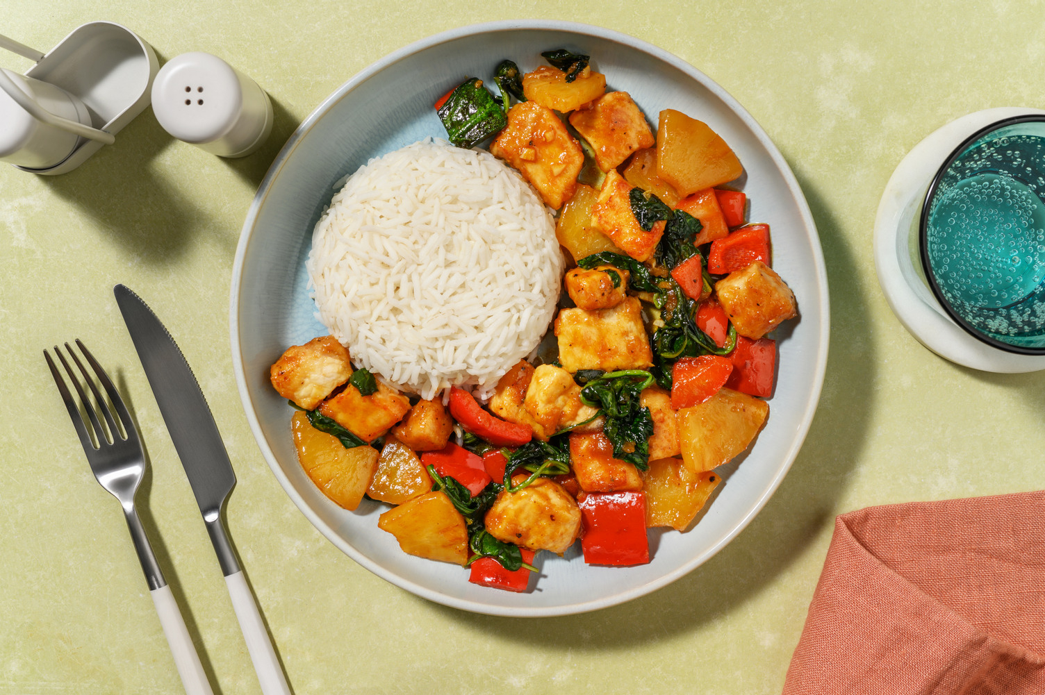 Filippinsk svinekjøttadobo og ananas