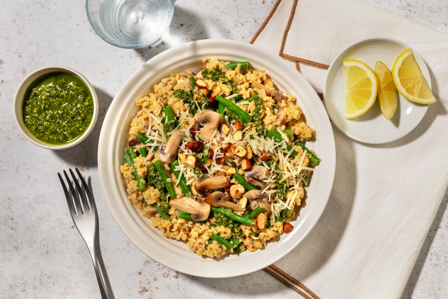 Risotto van bulgur met champignons, pecorino en basilicumcrème