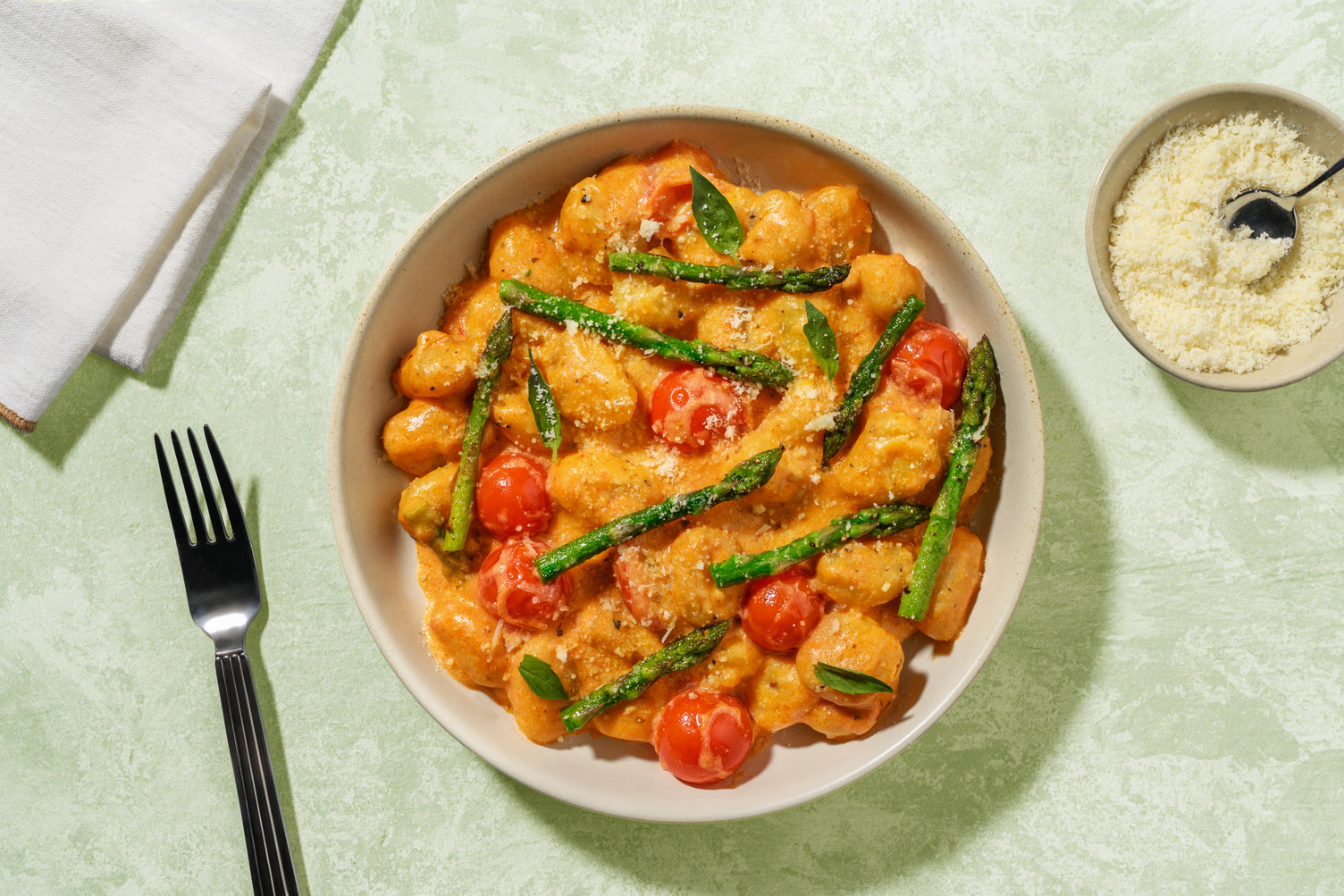 Grüner Spargel auf knusprigen Gnocchi