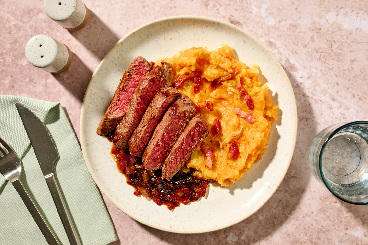Steak de cerf & stoemp patate douce-lardons