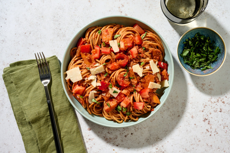 Volkoren spaghetti met veggie gehakt en Grana Padano