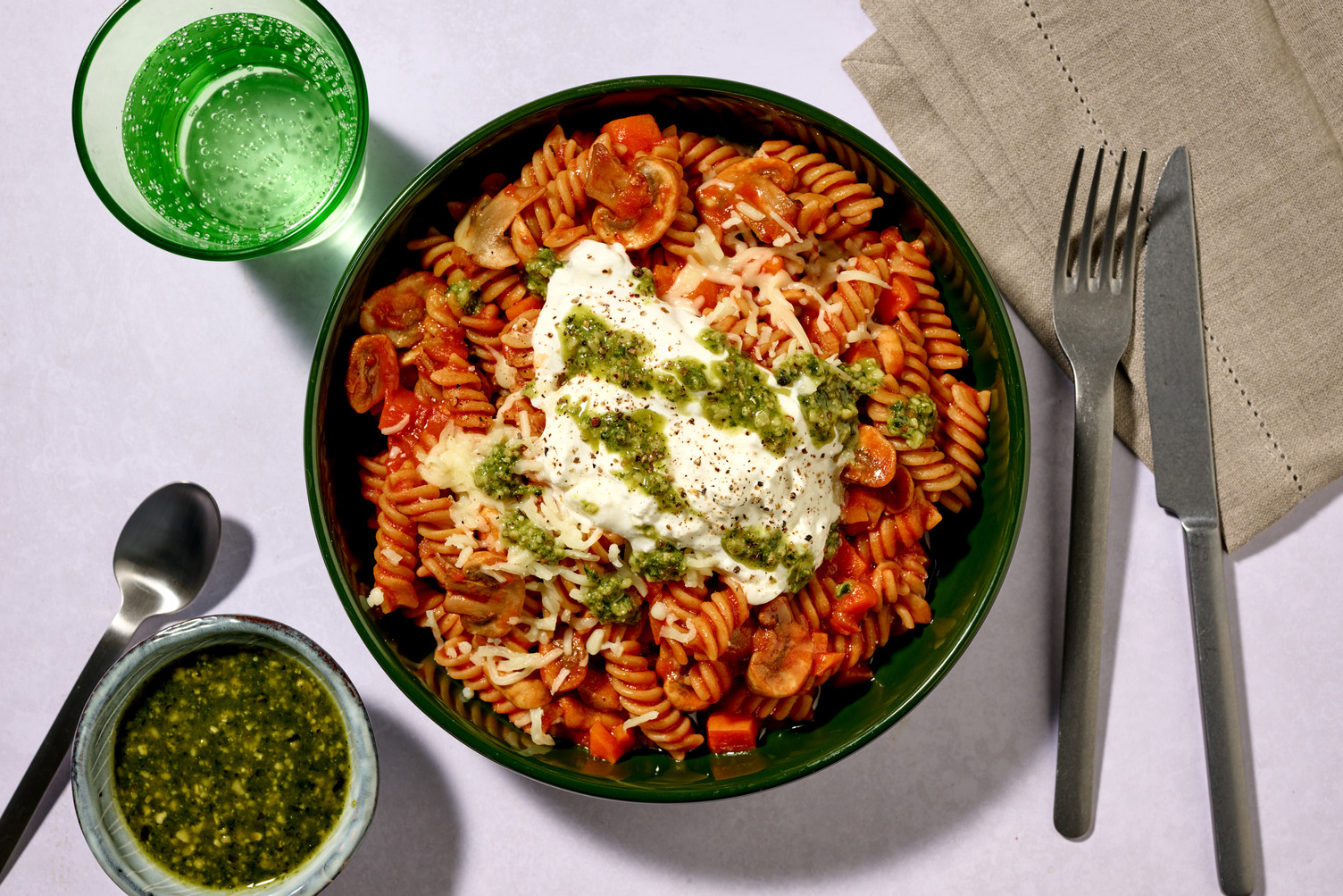 Volkoren fusilli met burrata, pesto en mozzarella