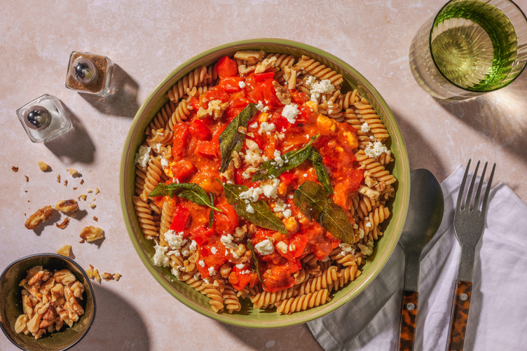 Volkoren fusilli met geitenkaas en gebakken salie
