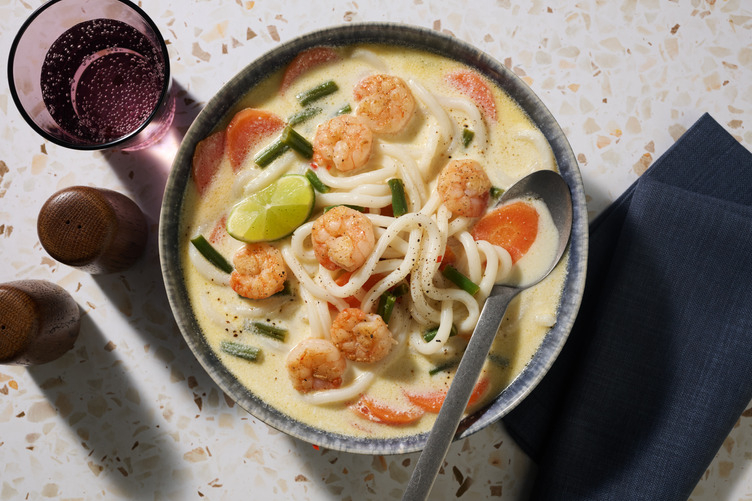 Noedelsoep met garnalen in kruidige kokosbouillon