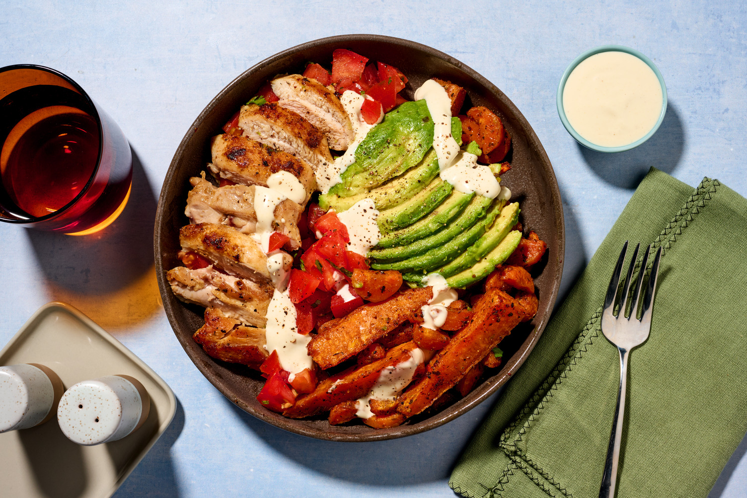 Mexicaanse stijl bowl met kip en geroosterde zoete aardappel