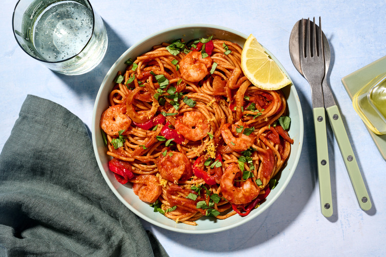 Volkoren spaghetti met garnalen in venkel-tomatensaus