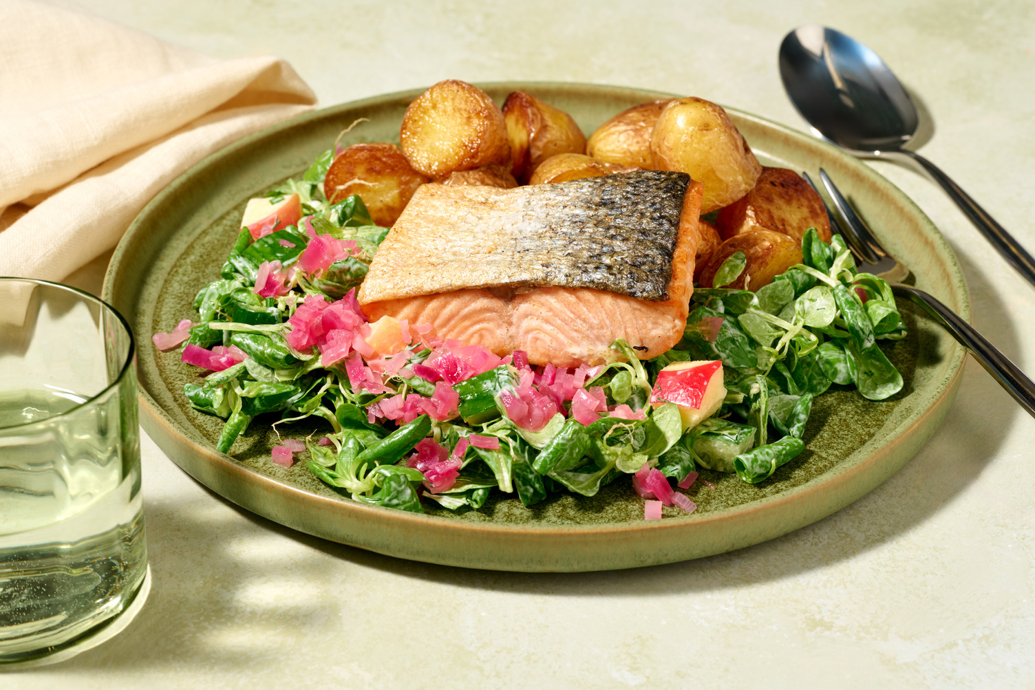 Filet de saumon & grenailles sautées à l'ail