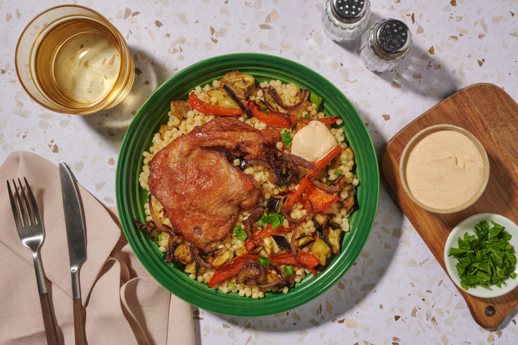 Gekonfijte eend met sumak-labne en parelcouscous