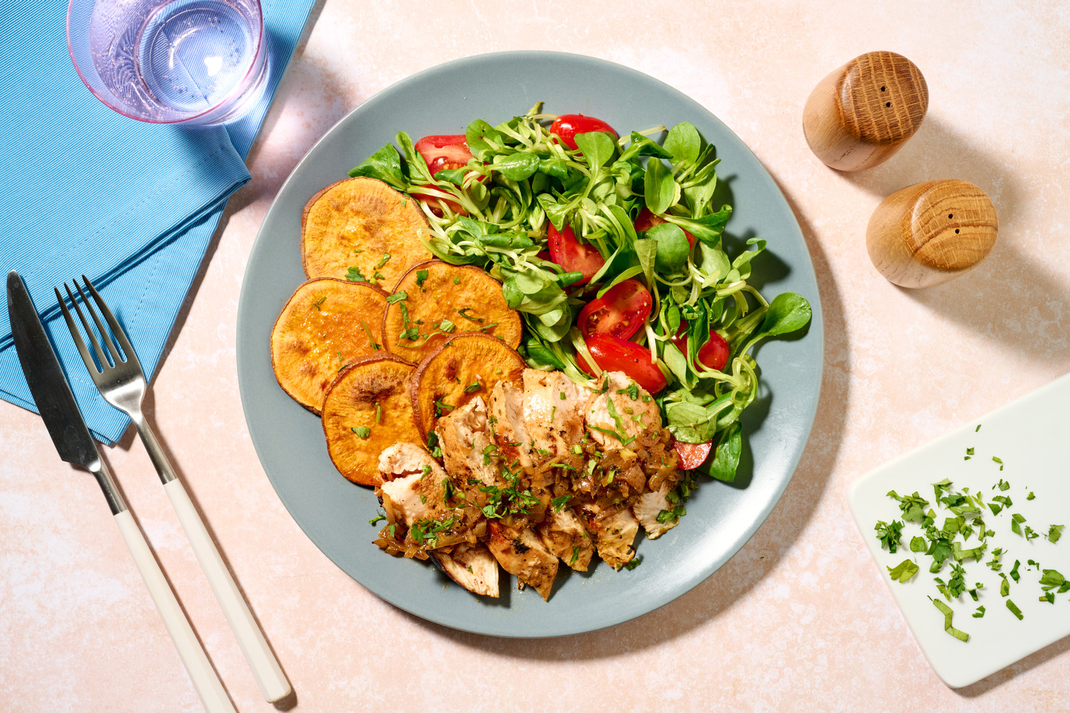 Poc Chuc-geïnspireerde kip met pikante tomatensalade 