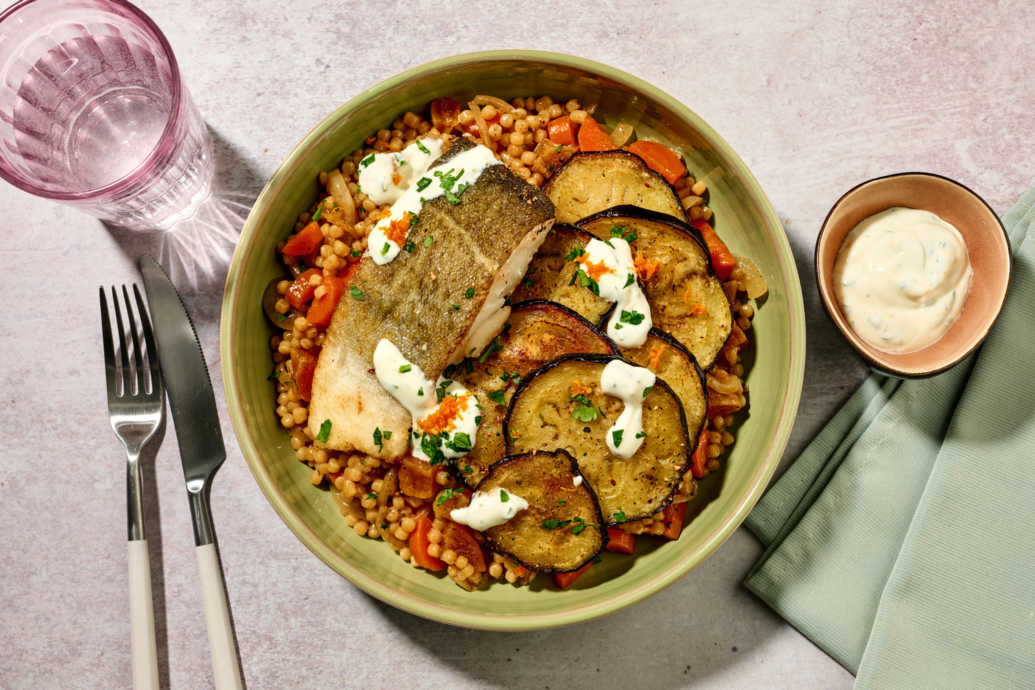 Heek met sinaasappel-labnesaus en aubergine