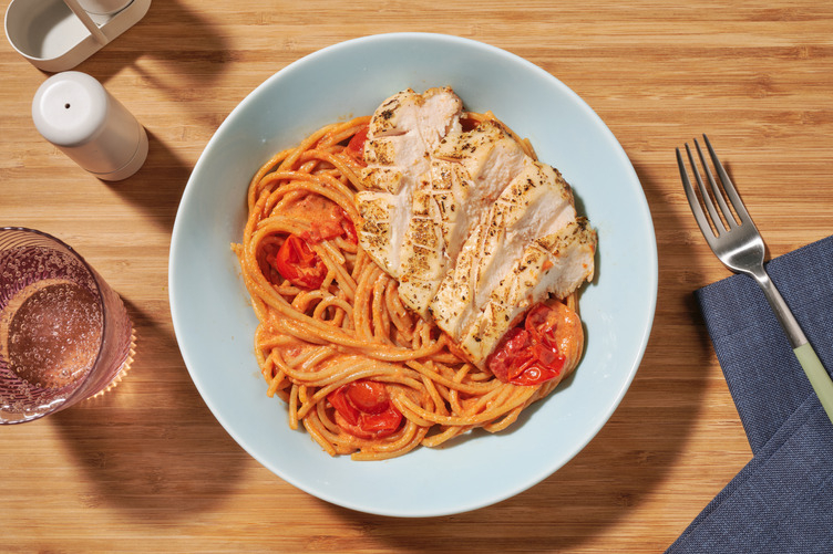 Kipfilet met volkoren spaghetti en rode pesto