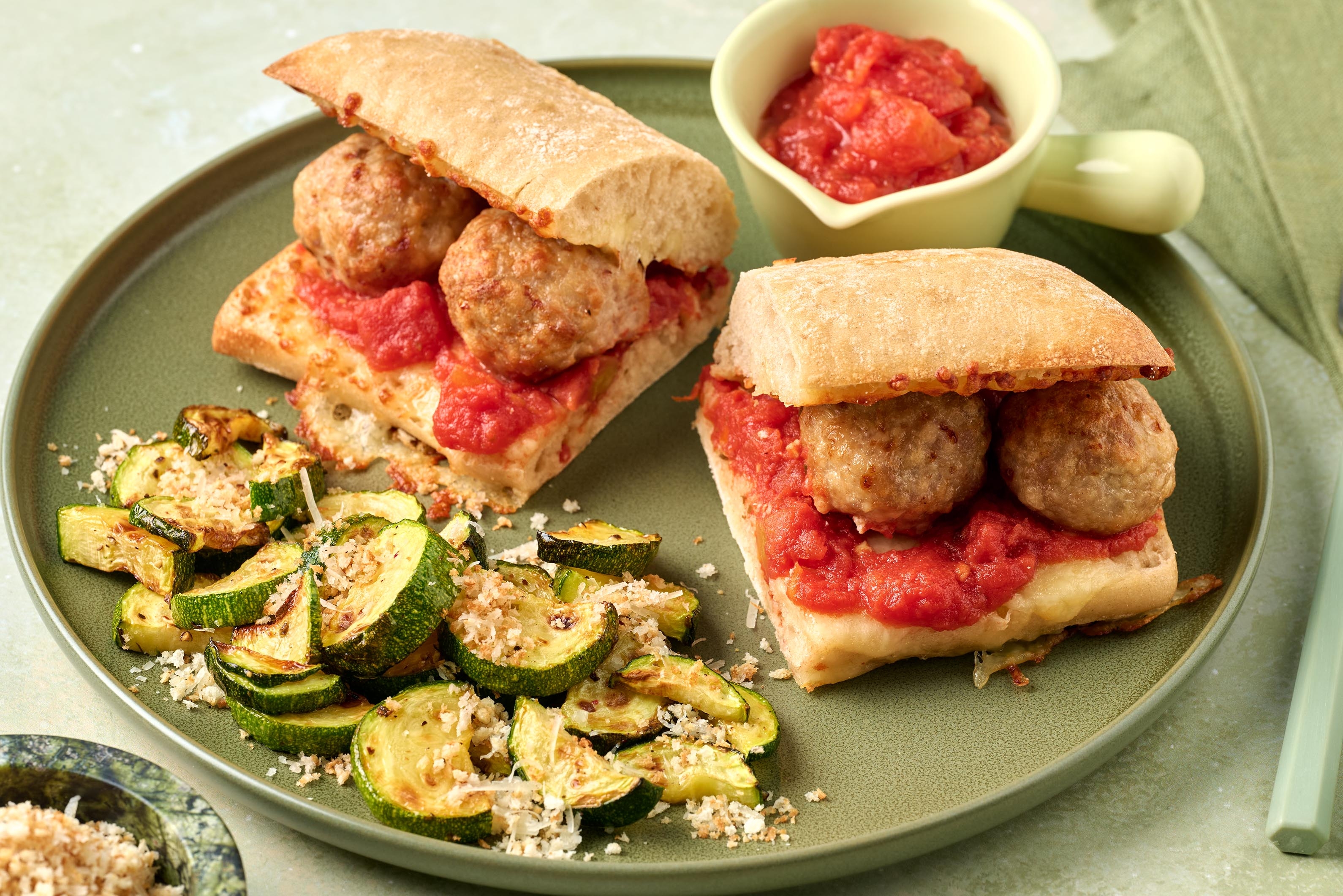 Sous-marins aux boulettes de saucisse et au fromage 