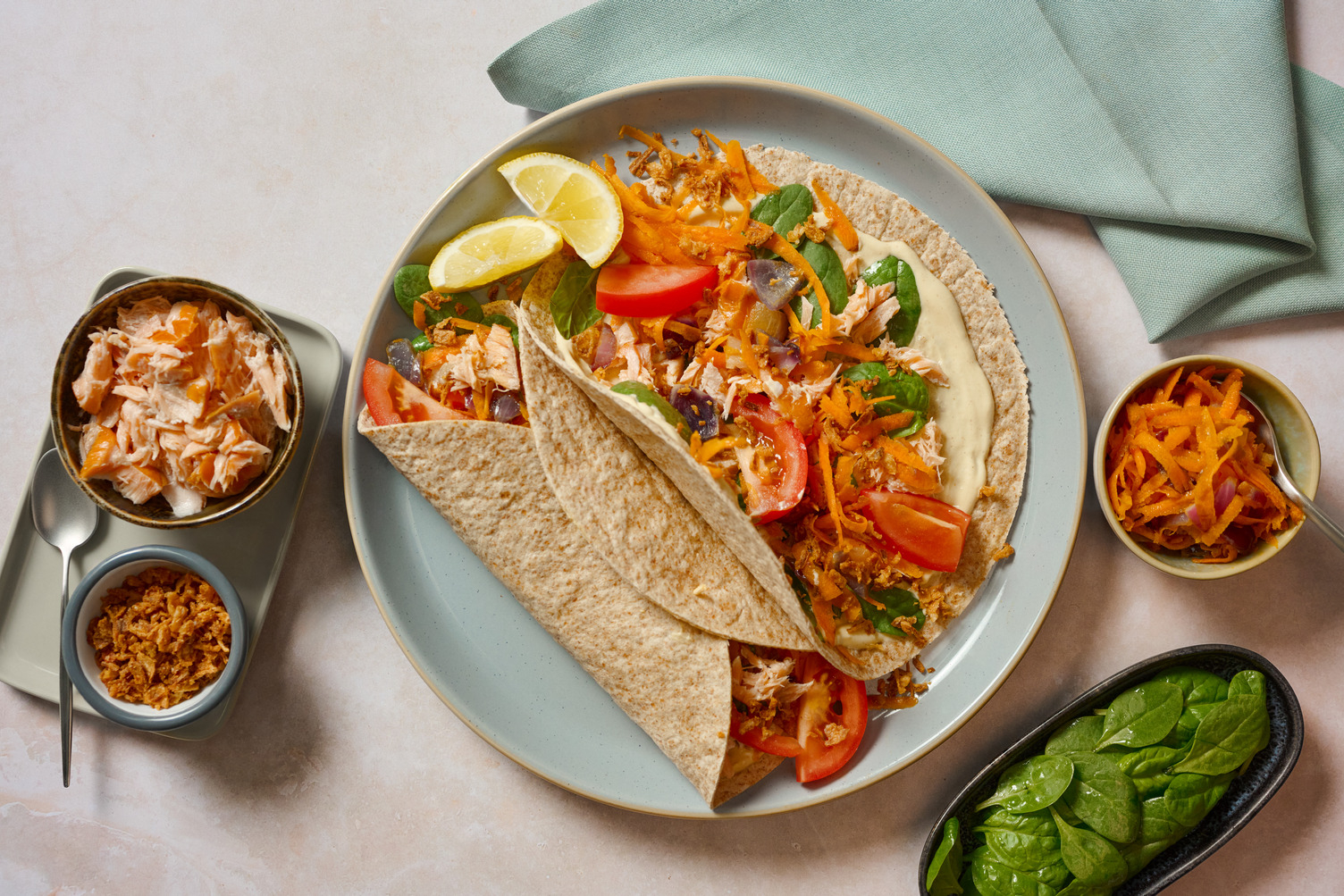 Wraps met warmgerookte zalm en citroen-yoghurtsaus