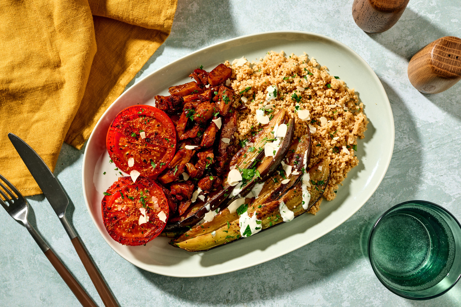 Émincés végés façon steak, tomate au sumac & aubergine