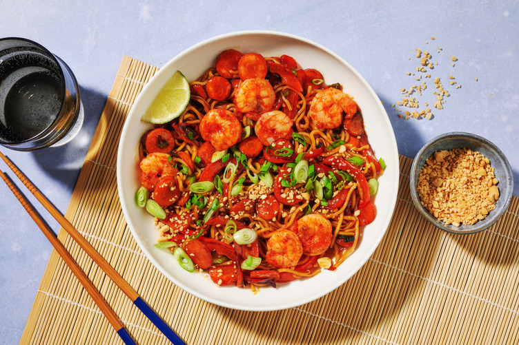 Hoisin-noedels met scampi's en gebakken groenten