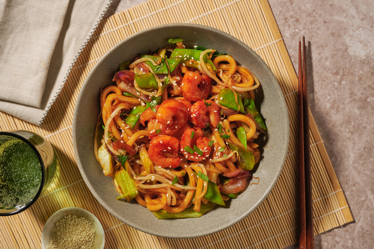 Roerbak met garnalen, udonnoedels en zoete Aziatische saus