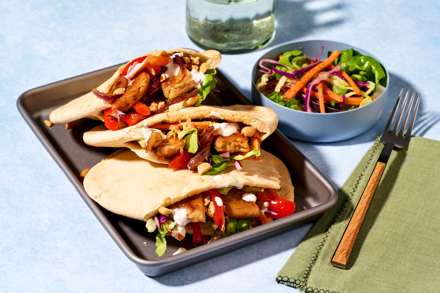 Pita's met veggie kip, honing-gemberdressing en regenboogkoolsla