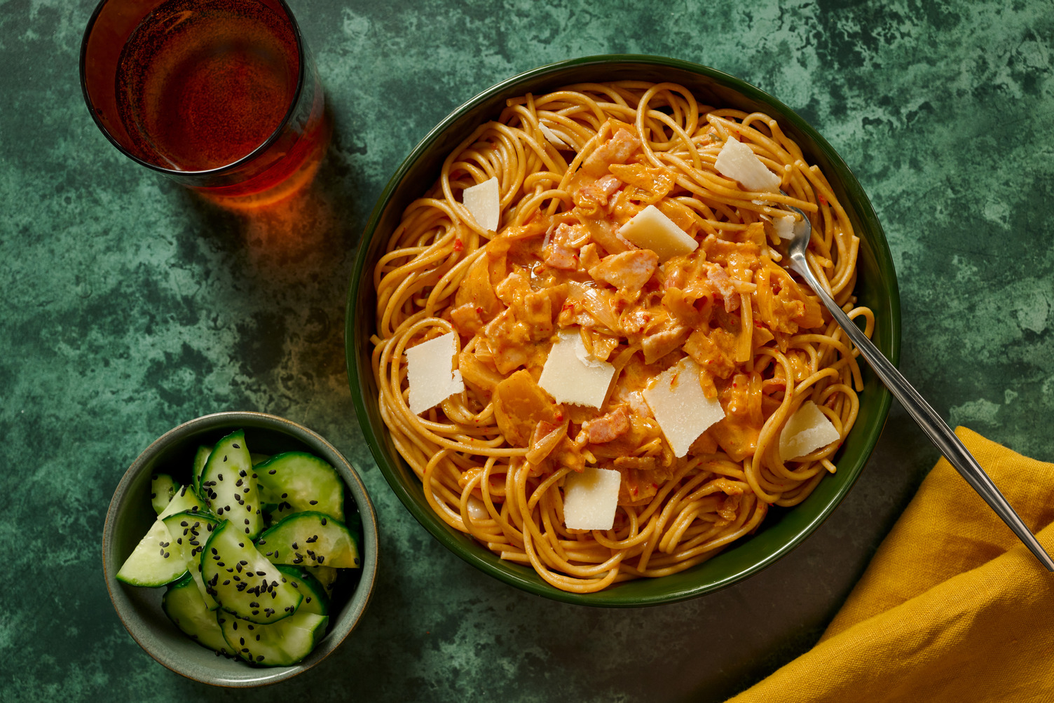 Fusion carbonara met spaghetti, kimchi en spek