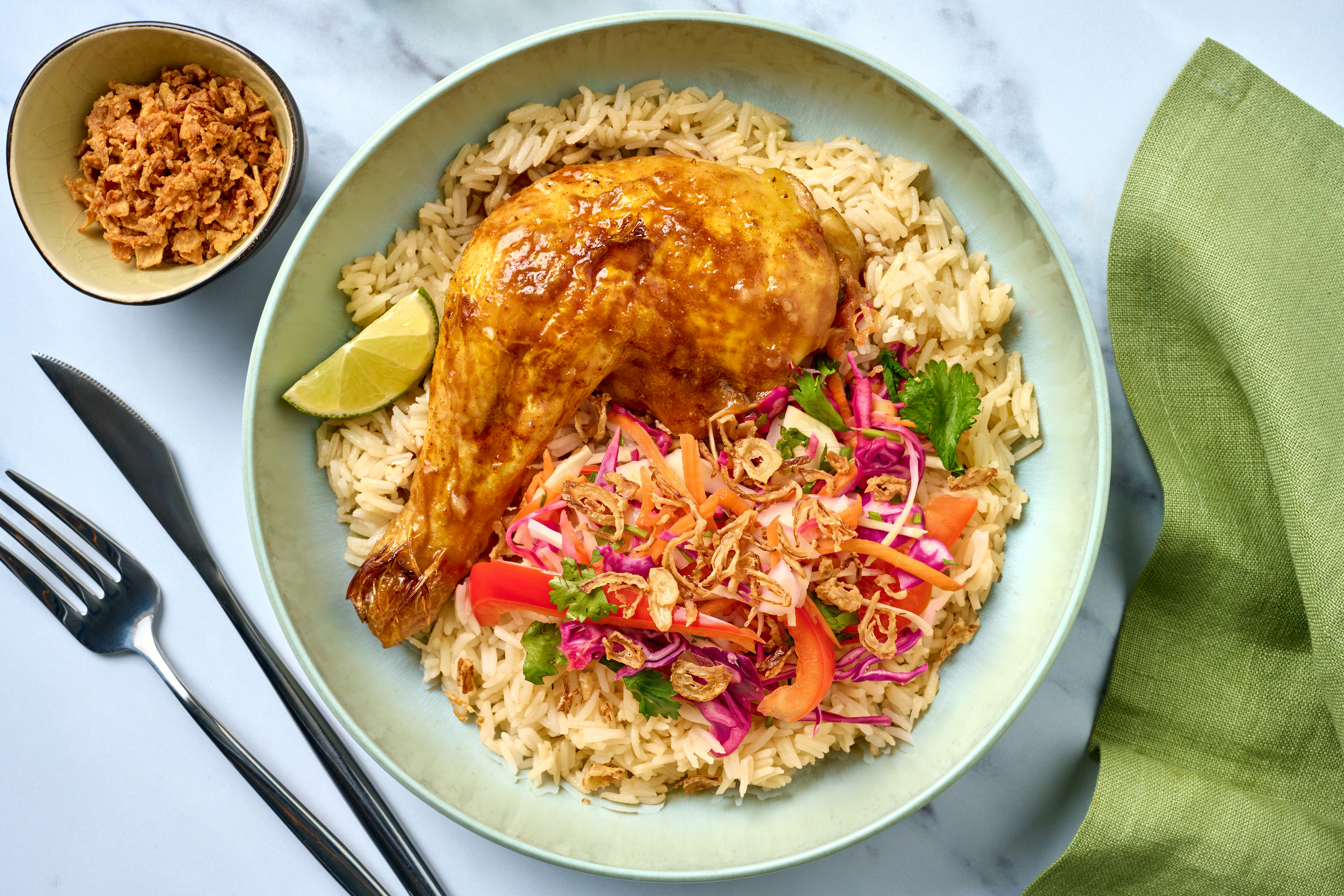 Casserole de cuisses de poulet thaïe et riz avec salade de chou
