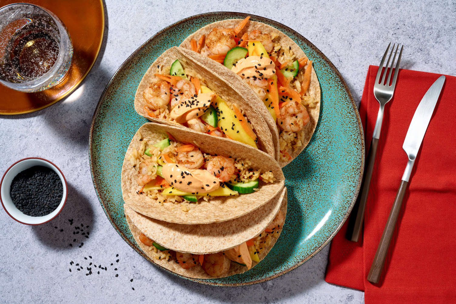 Tacos de sushi de crevettes, mangue & mayo à la sriracha
