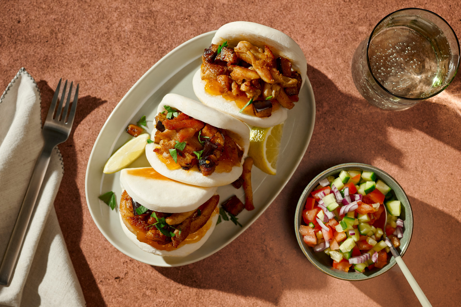 Fusion bao buns met kip en abrikozenchutney