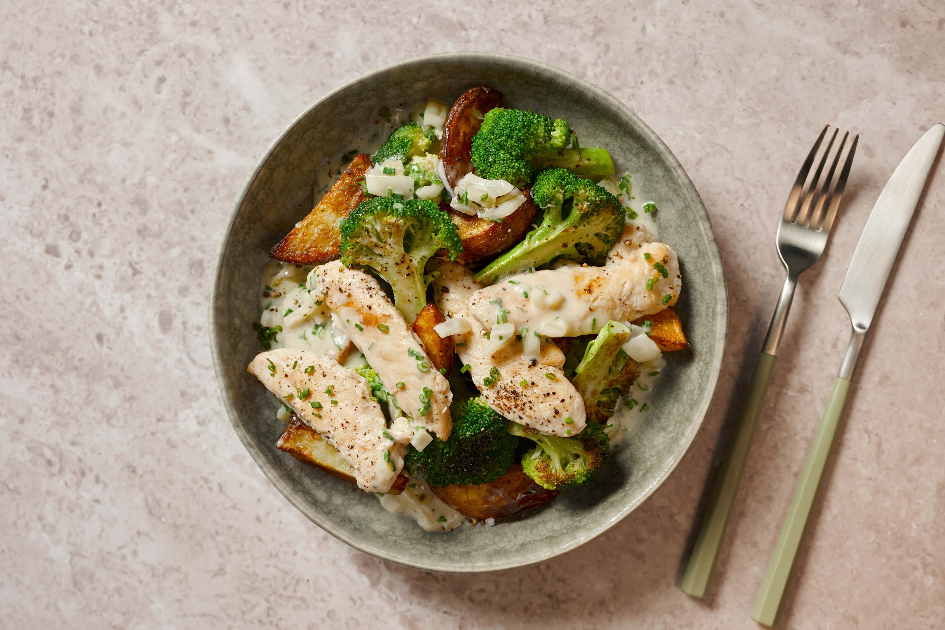 Double poulet dans une sauce crémeuse à la ciboulette