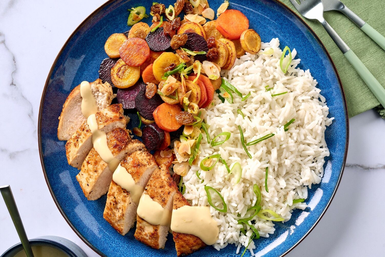Poulet aux épices turques avec carottes arc-en-ciel, gremolata et houmous