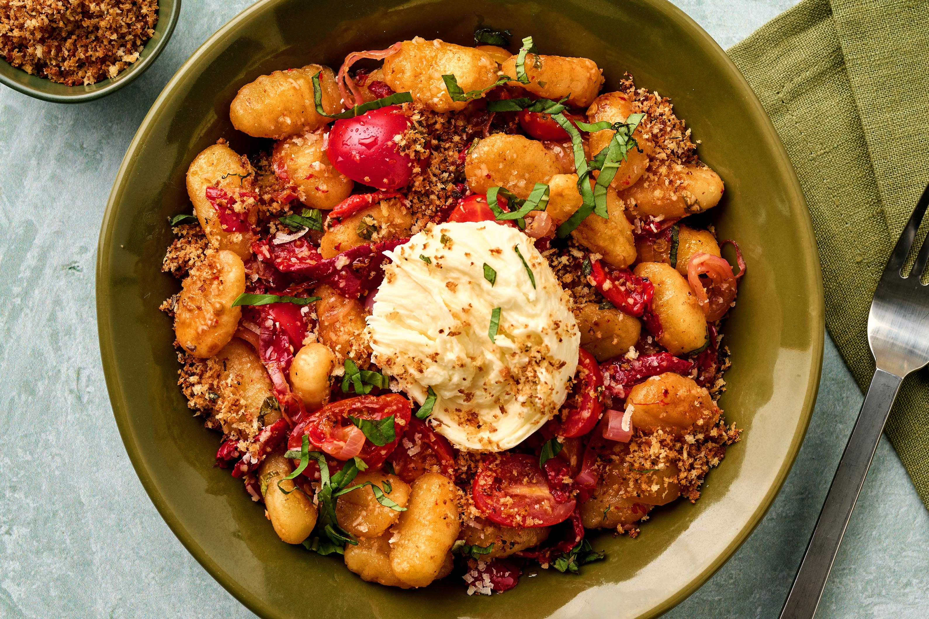 Gnocchis caprese avec mozzarella fraîche, tomates et poivrons rôtis