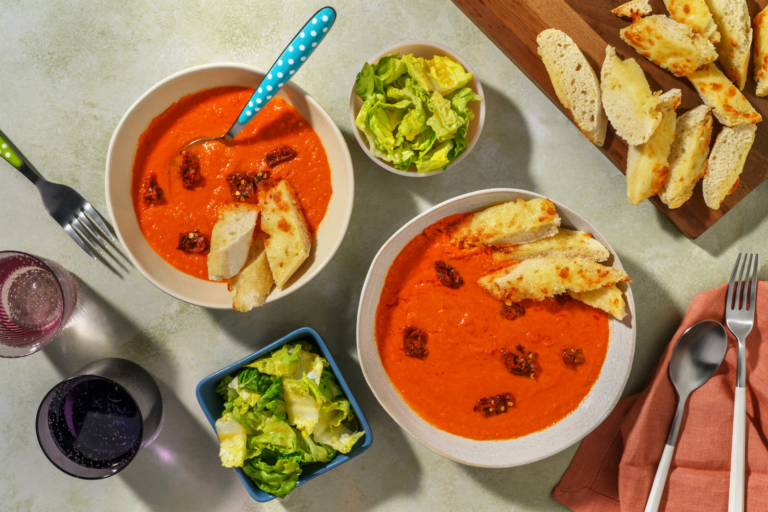 Cremet tomatsuppe med hvidløgsbrød