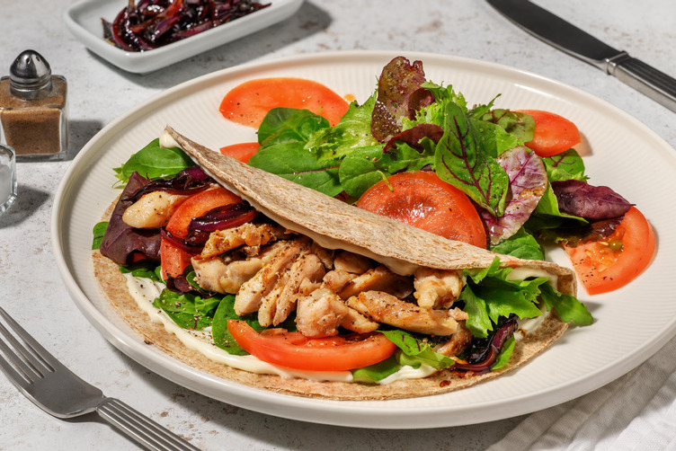 Tortillas integrale farcita di pollo e pomodoro