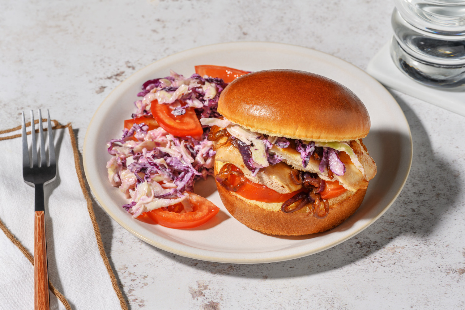 Burger di bistecca di pollo e verdure cremose