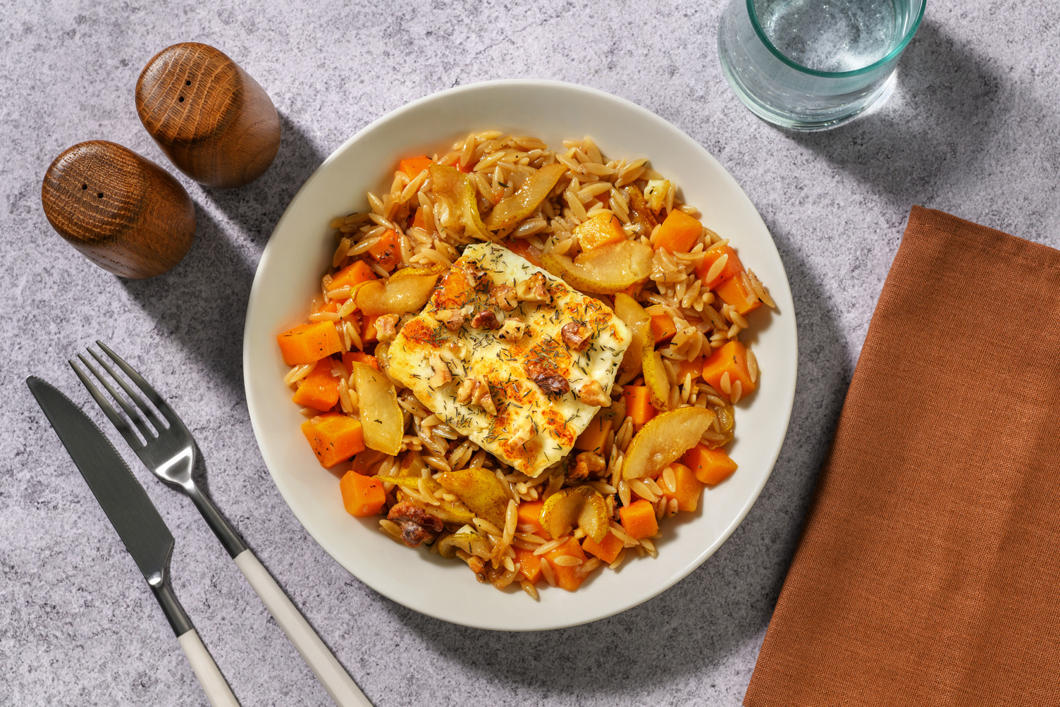 Gebakken halloumi met pompoen-orzo